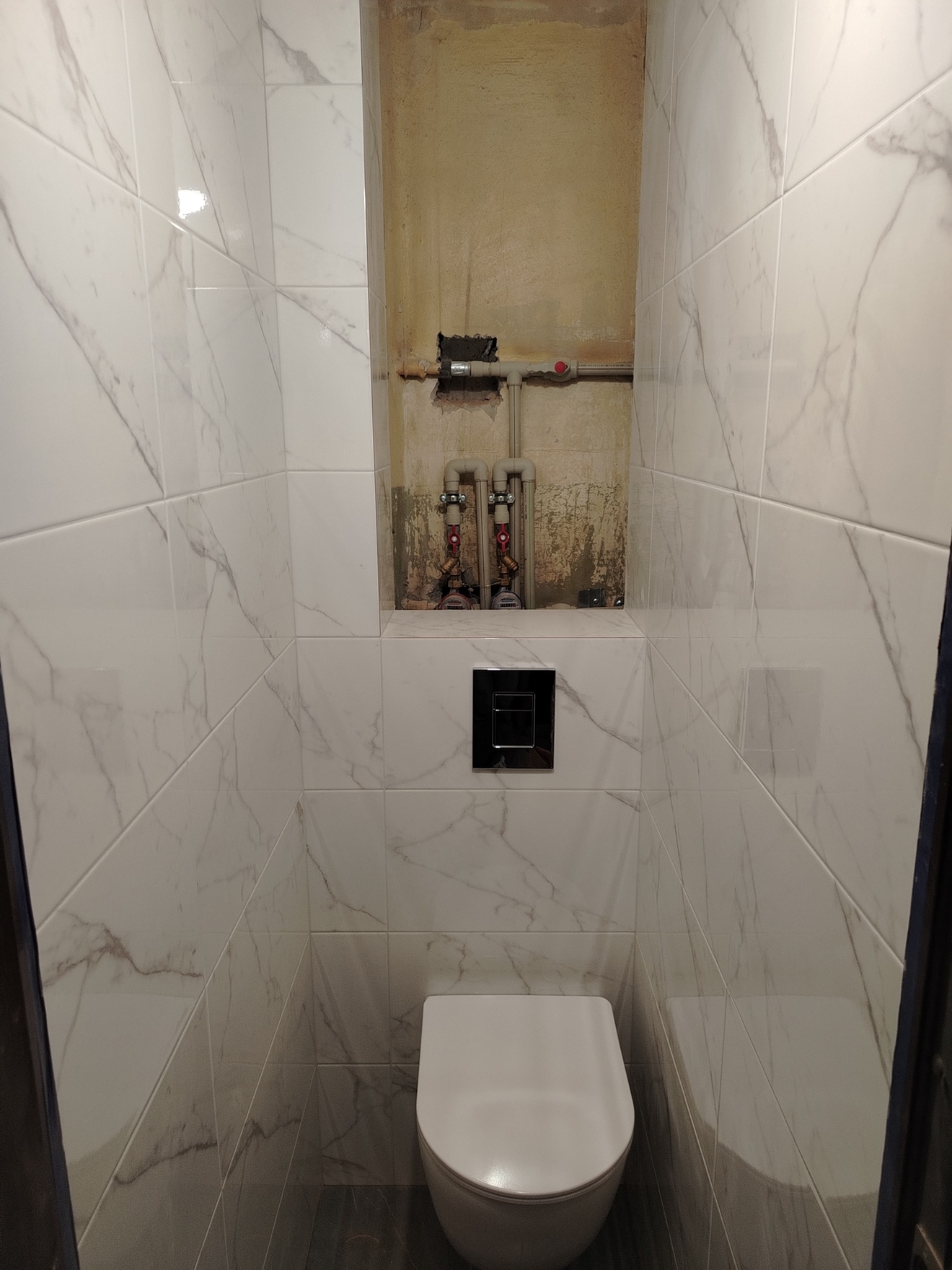 Укладка плитки на стены, монтаж инсталляции, полка под шкаф.