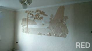 Осуществлена художественная шпаклёвка стен с созданием барельефа вместо ковра.