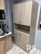 Сборка началась с монтажа каркаса, затем устанавливались полки, дверцы и нижние шкафчики, с проверкой уровнем.