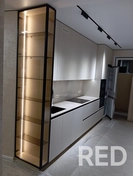 На фото представлена современная сборка кухни на заказ: установлены верхние шкафы с LED-подсветкой, витрина над рабочей зоной и встроенная техника.