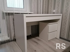Сборка стола и тумбы заняла 1.5 часа. В завершение, поверхности были проверены на ровность и отсутствие дефектов.