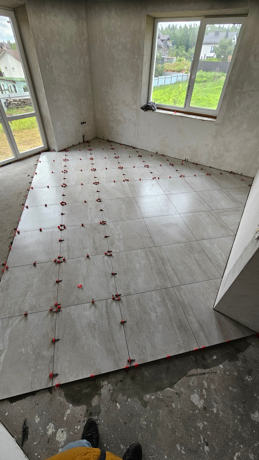  Использован керамогранит, уложенный по диагонали для визуального расширения пространства и оригинального дизайна.