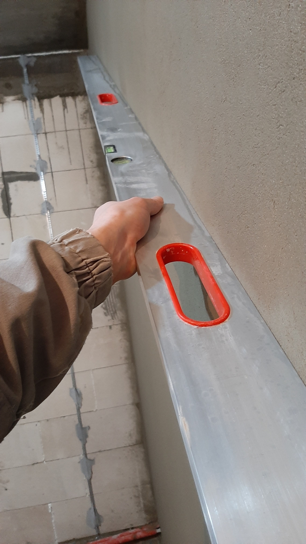 Проверка плоскости стен в цементный штукатурке.