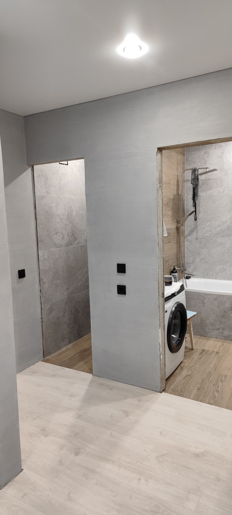 Монтаж панелей и плитки на подготовленные поверхности, установка сантехники, подключение коммуникаций и герметизация всех швов.
Помогаем в выборе материалов.