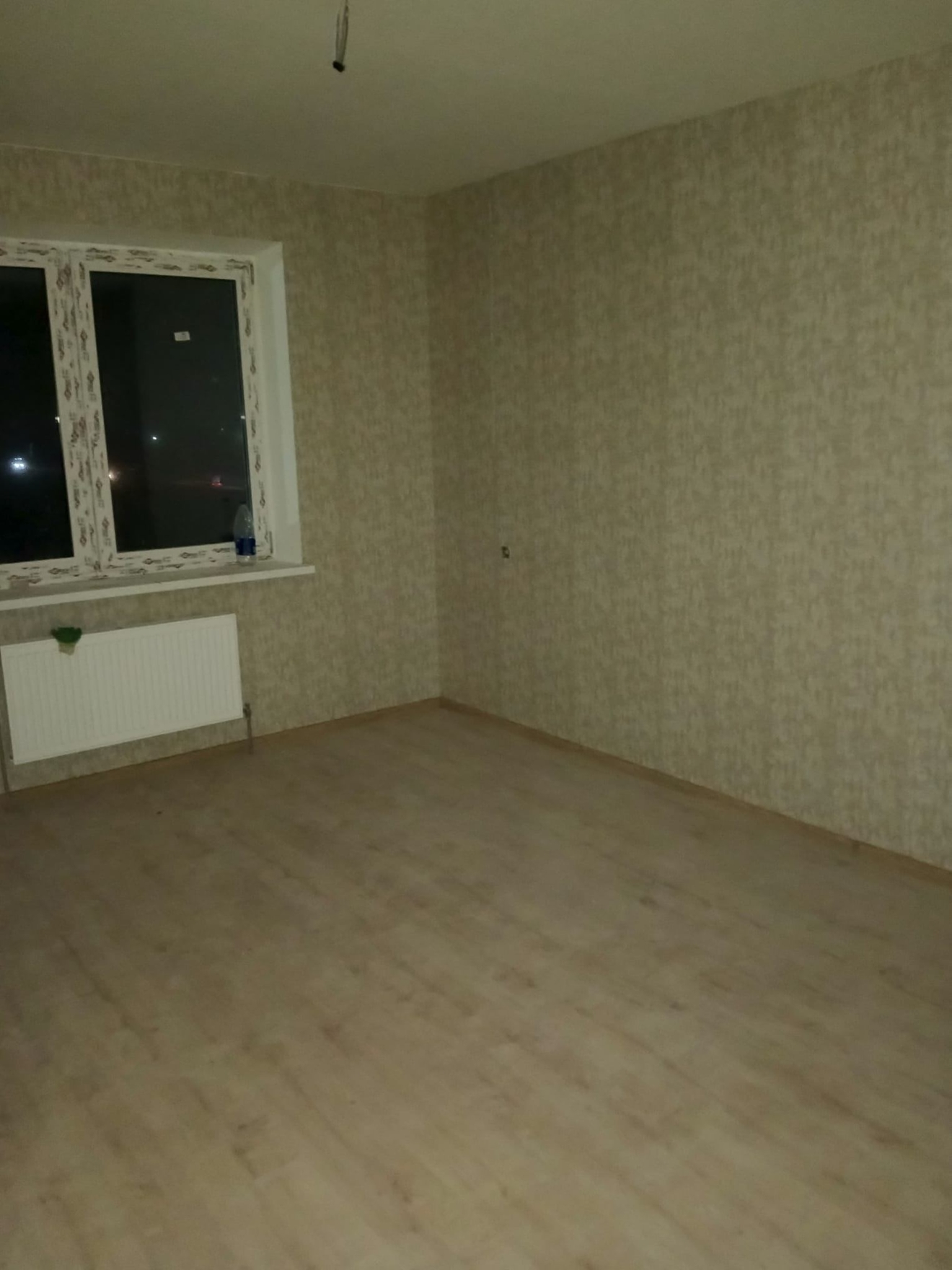 Поклейка обоев без швов в стиле «бумажная основа» с аккуратной отделкой углов и стыков, использование качественных материалов для долговечности.