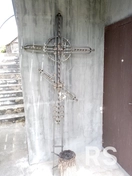 Художественный кованый крест: выполнен из металла, символизирует вечность и память.
Дизайн гармонично сочетается с камнем или гранитом, подчеркивая уважение и скорбь.