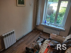 Подключение "низ-низ". Справа у окна был установлен радиатор, подключенный по схеме "верх-низ" (радиатор тупиковый). Как итог, первые три ребра только грели, в комнате было холодно, пошла плесень. Заказчик попросил добавить радиатор и переделать старый.