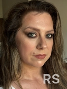 Вечерний макияж в натуральных оттенках с акцентом на глаза.