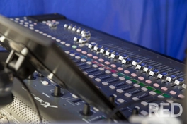 На фото звуковой микшерский пульт Behringer X32. Фото и видео звукового оборудования было сделано для сайта заказчика.