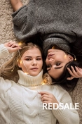 Индивидуальная фотосъемка с подругами в студии подчеркнула их дружбу и стиль. Фотосессия велась с использованием разнообразных настроек и поз для создания запоминающихся снимков.