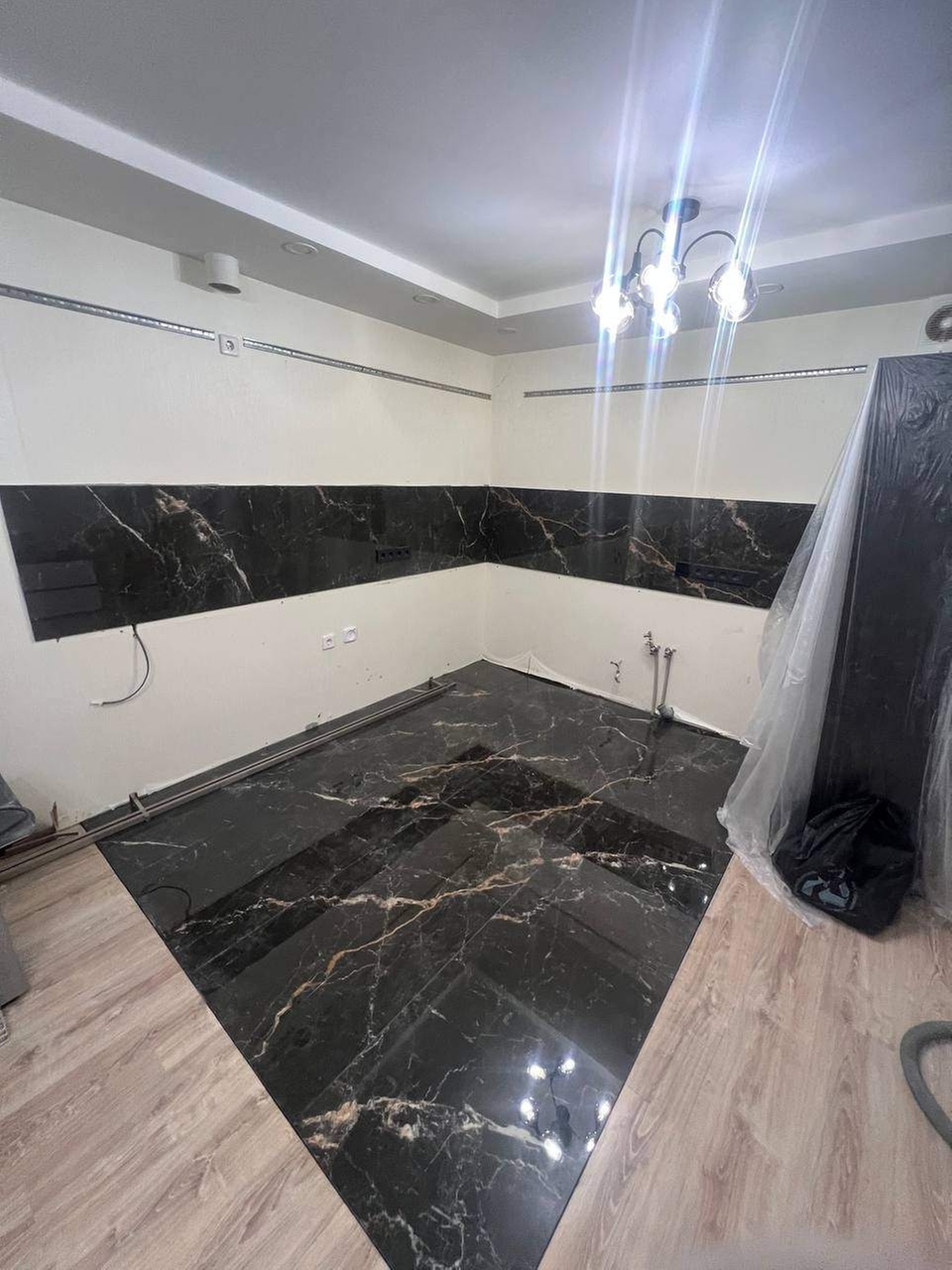 Вставка из керамогранита в ламинат и облицовка фартука на кухне, с точной подгонкой материалов и аккуратной обработкой стыков.