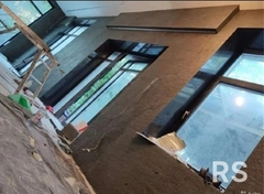 В гостиной 60 метров по полу выполнена отделка стен каменным шпоном. Формат камня 280×150 мм использован для сохранения масштаба при высоте 3 метра.