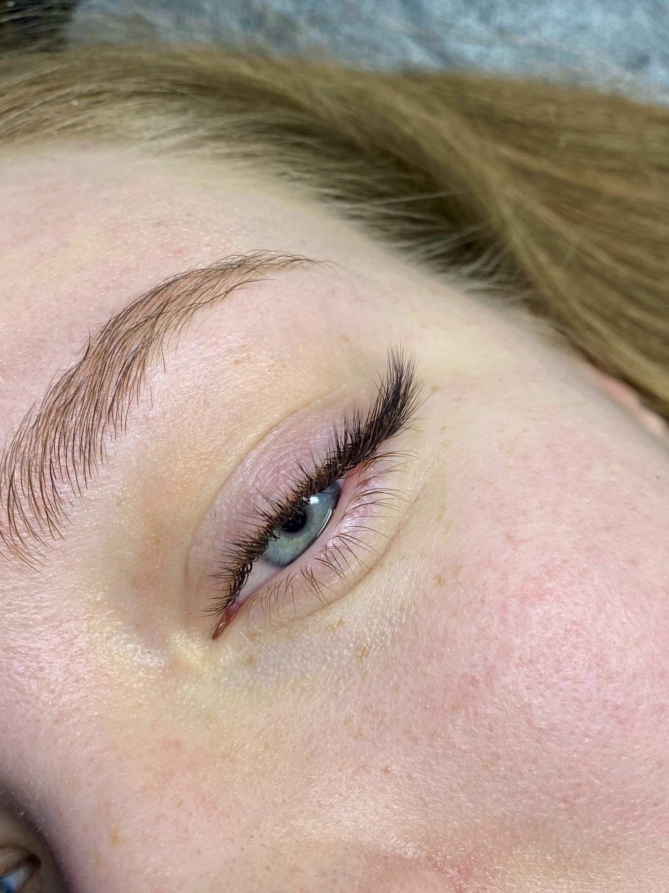 Наращивание ресниц в 2D-объёме с созданием эффектного "лисьего взгляда" и использованием S-L-изгиба для естественного и выразительного результата.