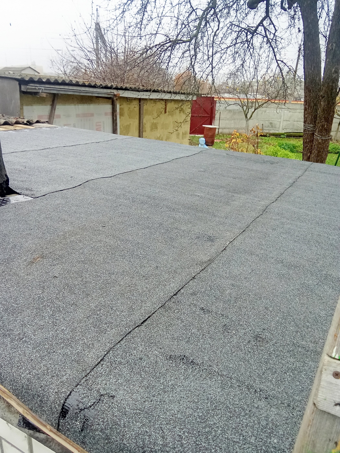 Демонтаж старой шиферной крыши, заделыванте дыр и монтаж направляемой кровли.