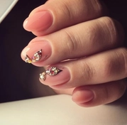 Коррекция наращивания со стразами