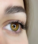 Ресницы выполнены в объёме 2D, создавая плотное и равномерное покрытие, имитирующее естественный блеск влажных ресниц.