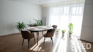 Фотосъёмка светлого интерьера квартиры 120 кв.м в коттедже выполнена с акцентом на естественном освещении, подчёркивающем простор и уют, используя профессиональное оборудование и широкоугольную оптику для передачи атмосферы.