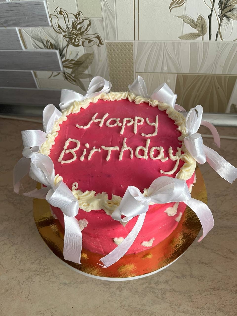 Торт медовик с клубникой 💞
Вкусные медовые коржи, сметанный крем, клубничное конфи и модный декор с бантиками✨
Много разных вариантов начинок для тортов😍.