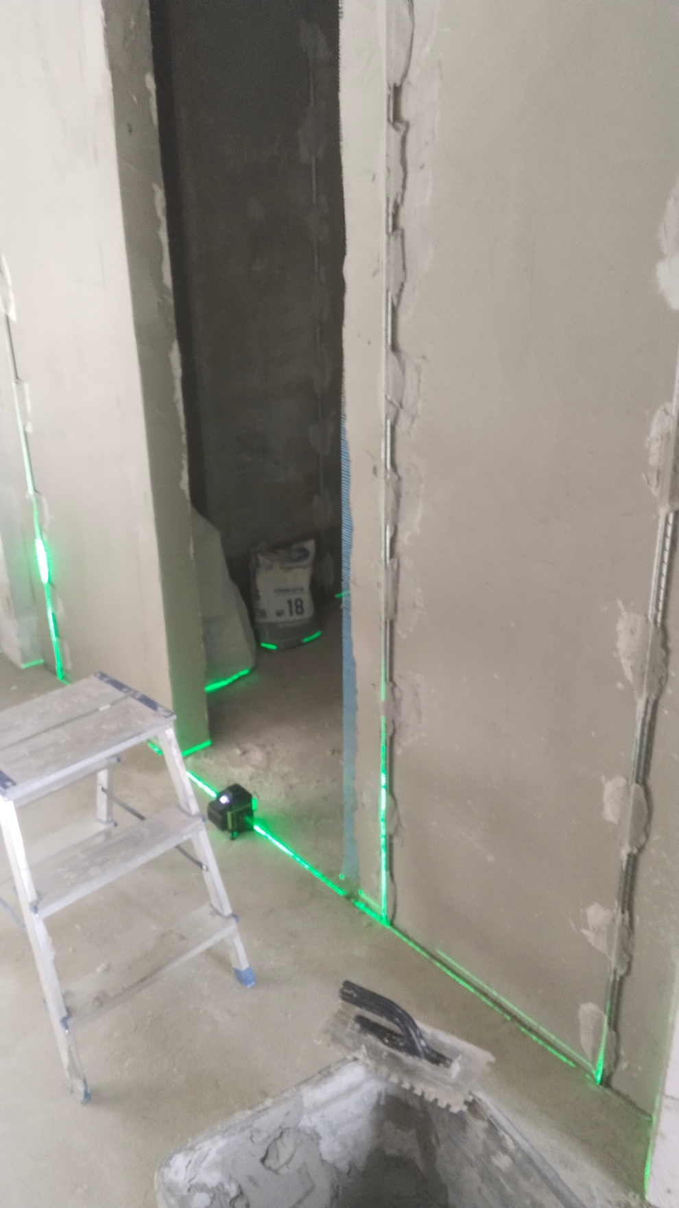 Штукатурка промтенка, выставление маяков под лазер.