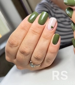 Комбинированный маникюр. Укрепление гелем с покрытием гель-лак. Миниатюрный дизайн на одном пальчике.