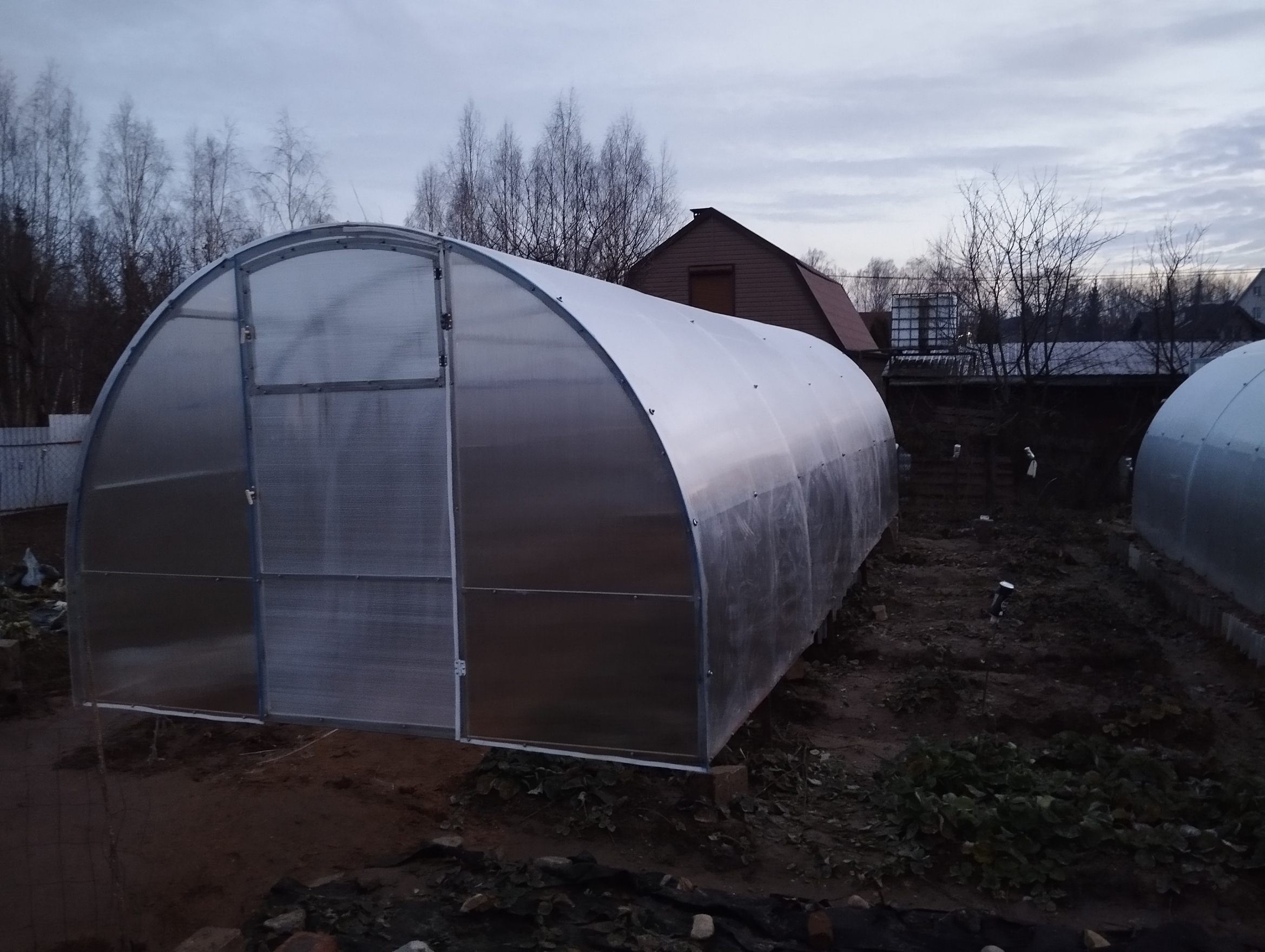 Произведен демонтаж старого поликарбоната и установлен новый.