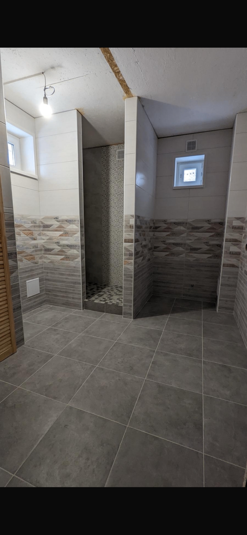 На фото представлена укладка плитки на стены душевой зоны, выполненная за 10 дней.
Использовались материалы: керамическая плитка, клей для плитки, затирка и крестики для ровных швов.