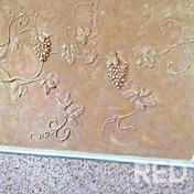 На акцентной стене создан барельеф в рамке.