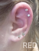 Прокол хряща, быстро безболезненно, выбор украшений.
Использованы серьги из медицинской стали, подходящие для чувствительной кожи и долгого ношения.