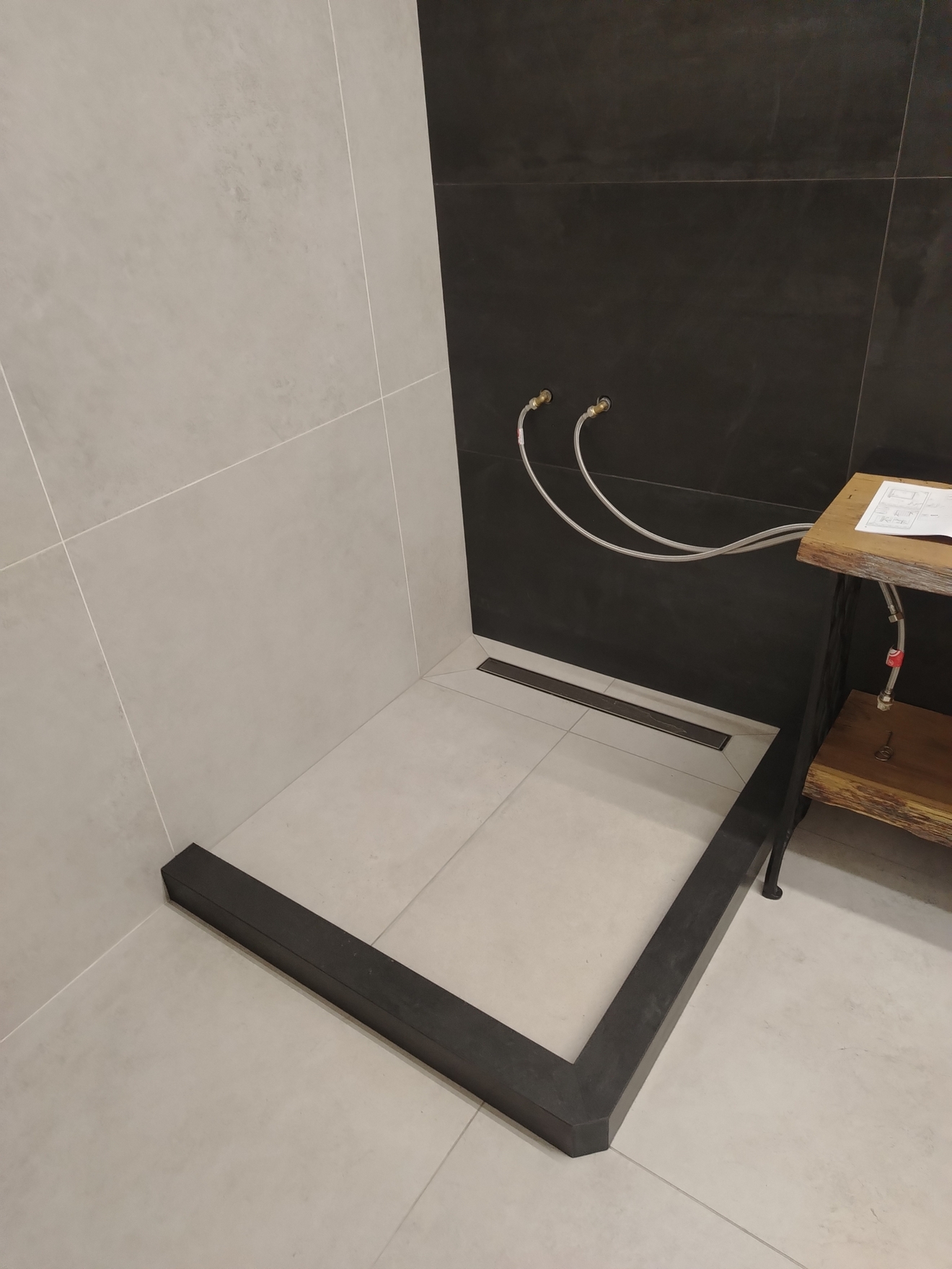 Был уложен душевой поддон из керамогранита размером 1100 на 1000 мм с полной подготовкой основания.