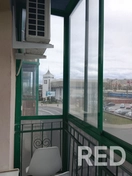 На балконе аккуратно отмыто окно с использованием химических средств, тряпок и сгон для стёкол, затрачено пять часов.