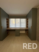 На фото — римская двойная штора, одна ткань блэкаут, вторая гардина. Управление осуществляется независимо друг от друга для удобства и функциональности.