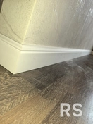 Качественный плинтус из МДФ в интерьере является популярным декоративным элементом. Для такого монтажа используются торцовочная пила, клей и двухкомпонентный клей для стыков.