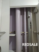 На фото представлена моя работа - сборка шкафчика для скрытия труб. Использовались ламинированные ДСП, металлические петли и дверные ручки. Сначала изготовлены корпус и полки, затем установлены двери.