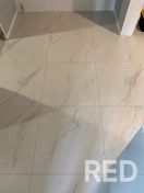 Осуществлена укладка керамогранита формата 60×60 см на пол. Швы обработаны эпоксидной фугой для долговечности и эстетичного вида.