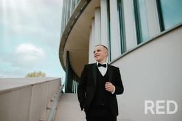 Классический портрет жениха на фоне городского пейзажа Минска. Использовался мягкий дневной свет, профессиональная камера и объектив с размытием фона для акцента.