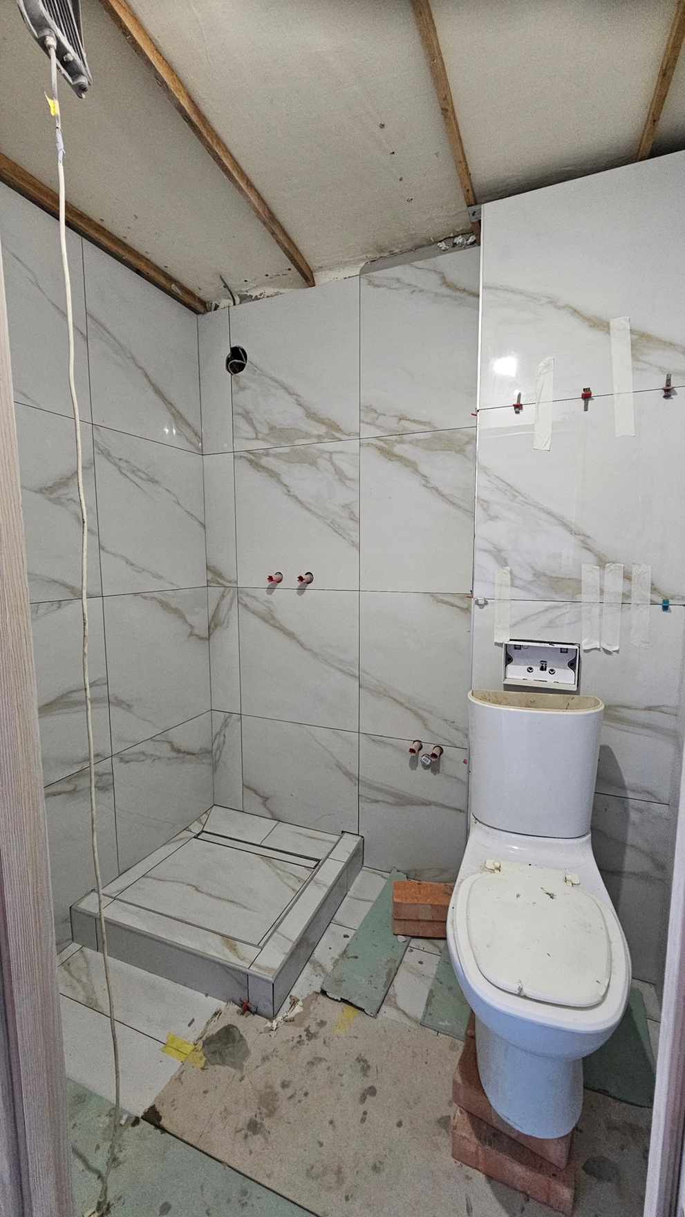 Выполнены работы: демонтаж старой плитки, подготовка стен под новую отделку.