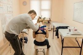 Кинезиотейпирование спины — это метод, использующий эластичные ленты для поддержки и стабилизации позвоночника.