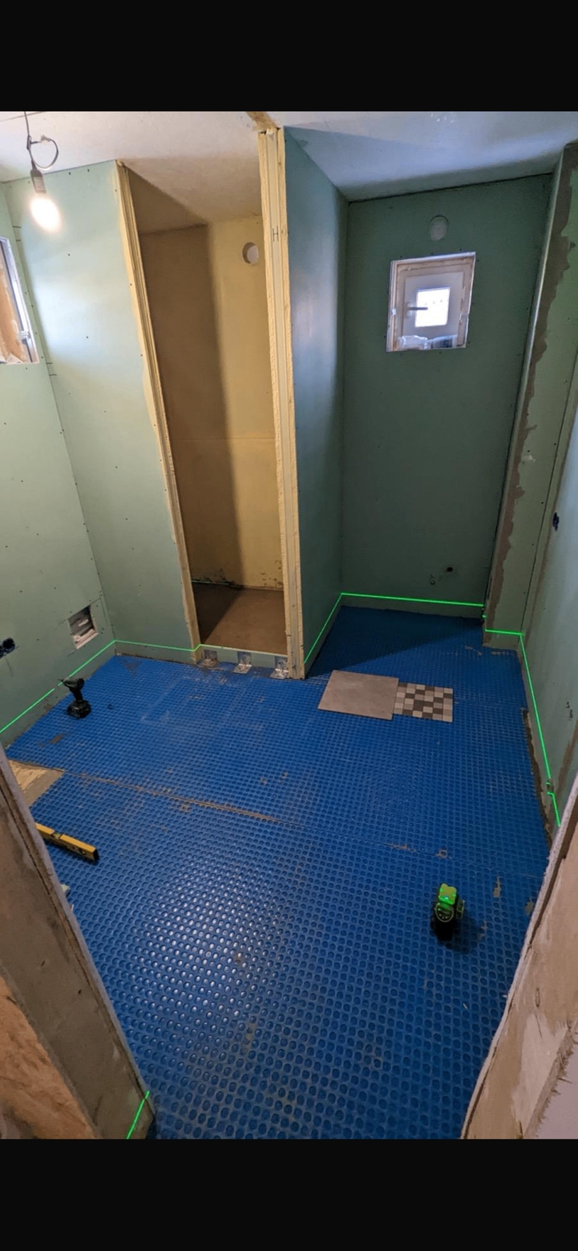 Монтаж металлических профилей и гипсокартона для создания дизайнерского короба в туалете.
Работа выполнена за 2 дня.
Использовались материалы: профиль, гипсокартон, шурупы и инструменты для резки и крепления.