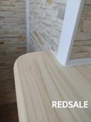 Фото в близи. Подоконник был точно подогнан к размерам окна и закреплен специальными креплениями для надежности.