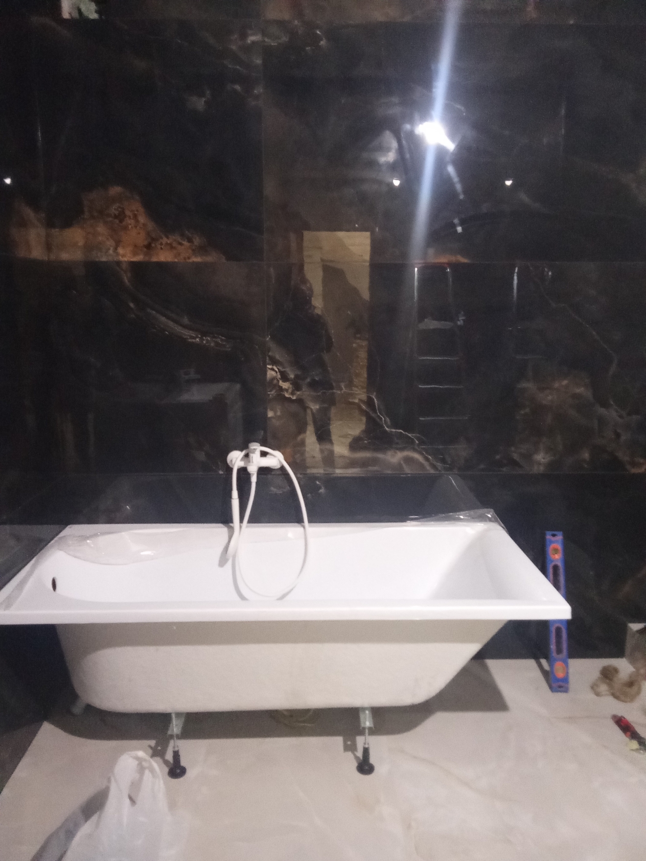 Проведена подготовка стен, оштукатуривание слоем до 5 см, грунтовка поверхности для лучшей адгезии.
Выполнен монтаж плитки и установка плиточного бордюра, а также крепление сантехнического оборудования и подрезка коммуникаций.