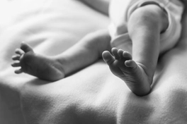 Очаровательные ножки новорожденных, станцевавшие в ритме первых дыханий.
