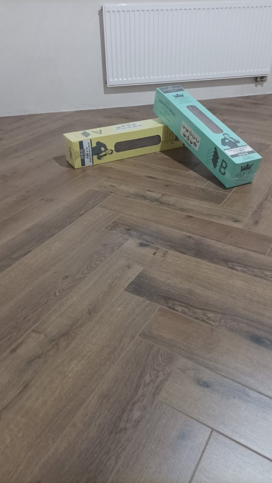 Профессиональная укладка ламината ёлочкой с использованием материалов любых производителей, включая варианты без швов и с проклейкой.