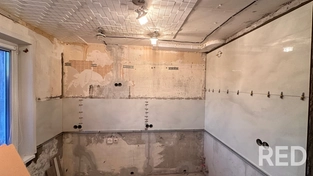 Выполнена укладка фартука из плитки форматов 120×60 и 160×80 см с круглым отверстием под вентиляцию.