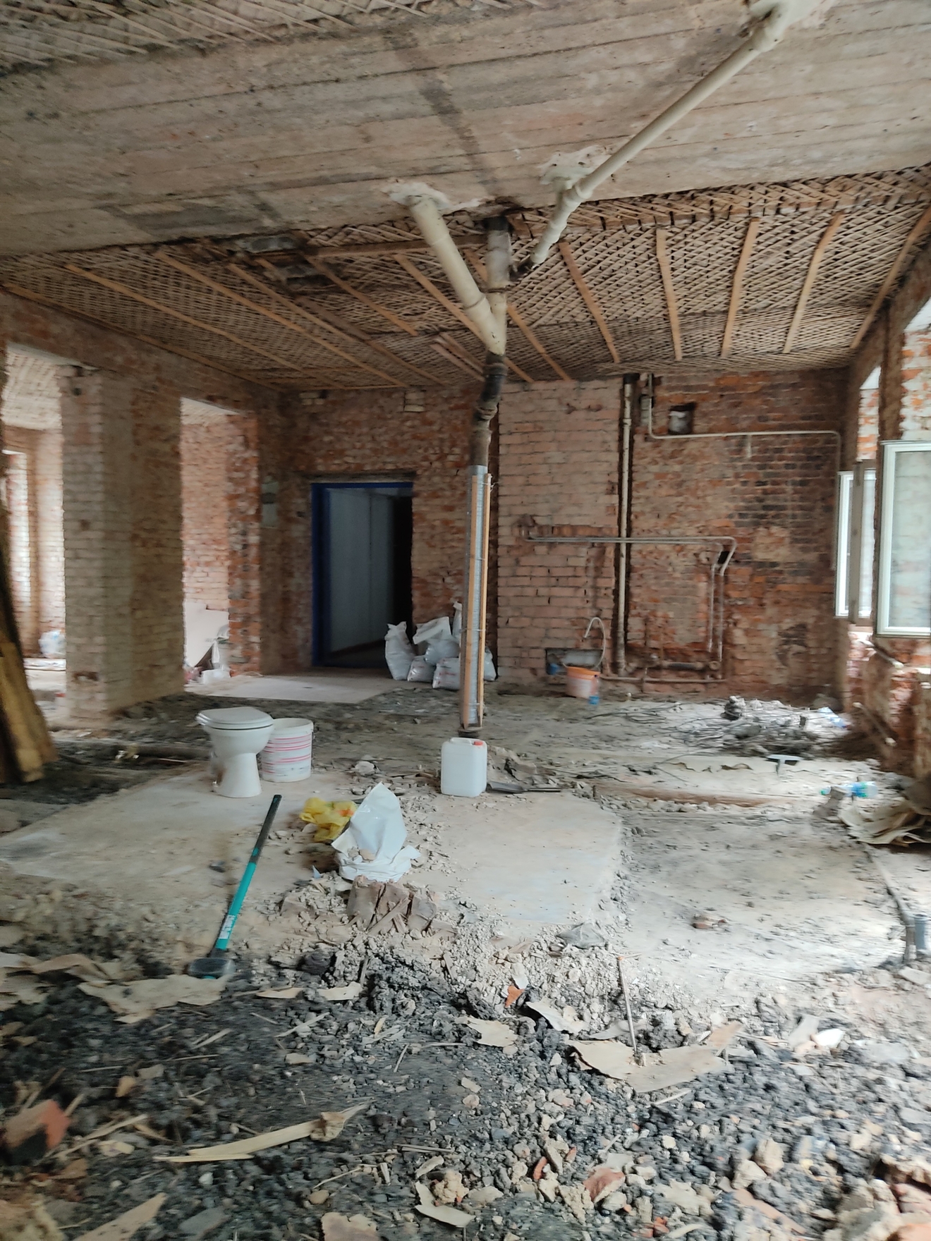 Комплексный демонтаж в генеральском доме на проспекте Независимости: демонтаж штукатурки, деревянных полов, лаг, плитки, стяжки, перегородок, батарей, дранки на потолке и т. д.