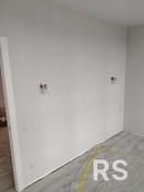 Выполнил монтаж бра на чистовой отделке, выдержал единый уровень. Все отверстия сверлил с обязательным подключением пылесоса, чтобы не оставить пыли. Светильники закреплены надежно, провода подключены и убраны в корпус.