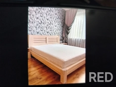 Кровать из массива ясеня. Покрытие :масло, цвет молочный дуб. Возле неё ещё 2 прикроватные тумбочки. Изготовил 4 экземпляра. Оригинальный дизайн))) .