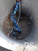 Насосная станция, подключённая к скважине с использованием надёжных фитингов и запорной арматуры. Все соединения герметичны, установлены манометры и автоматика для контроля давления, что обеспечивает стабильную и бесперебойную работу системы.