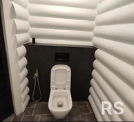 Для отделки туалета использовались панели ПВХ, имитирующие каменный шпон и фактуру сруба. Монтаж произведен на каркас, все швы и углы закрыты декоративным профилем.