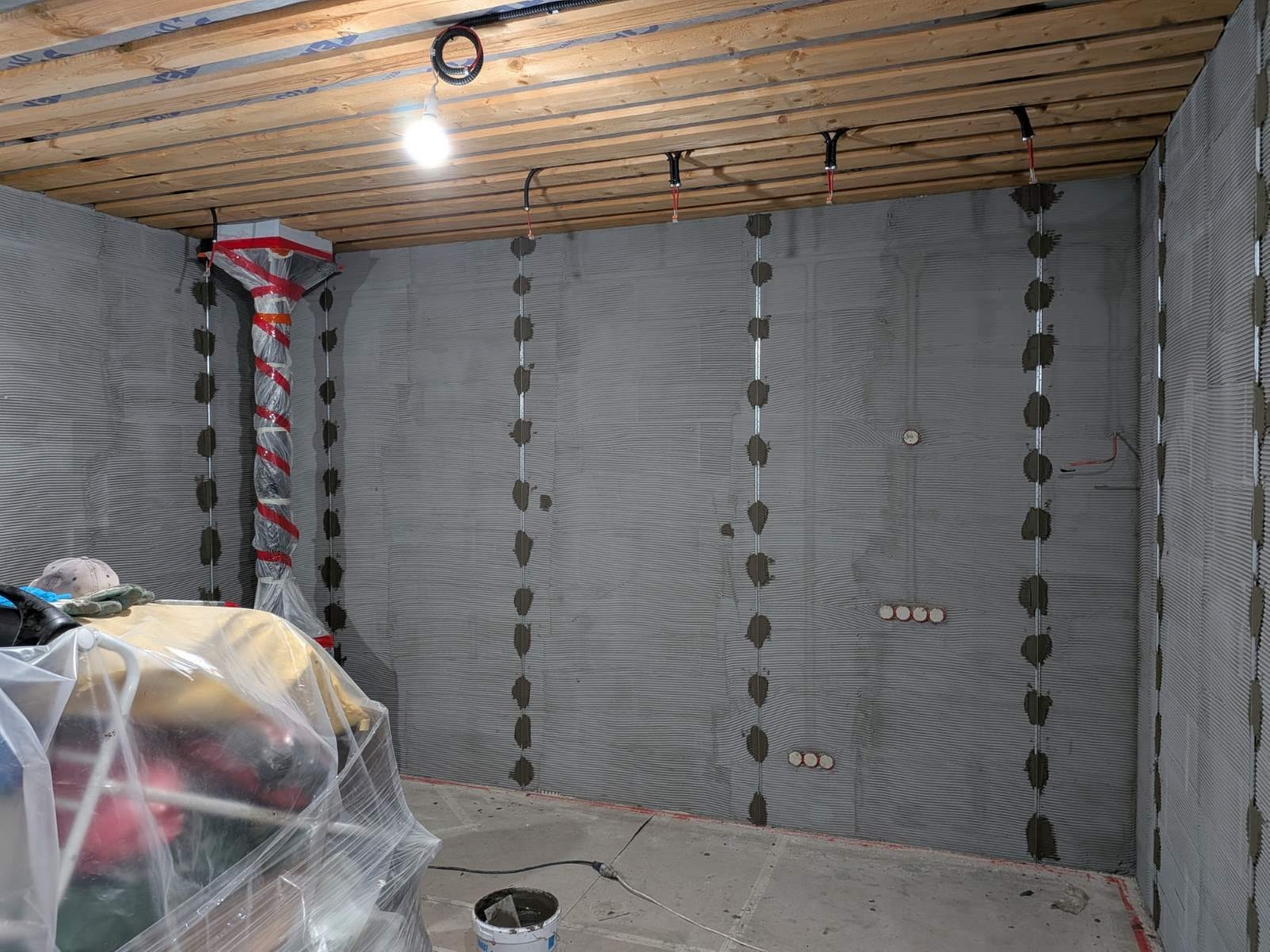 Выставленные маяки на подготовленное и загримированное основание.