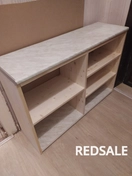 На фото представлена сборка комода. Использовались: отвертка, ключи, детали из дерева.